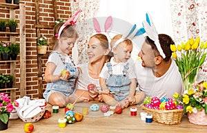 Contento pasqua! famiglia madre un colore uova 