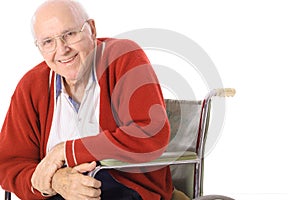 Šťastný starší muž v invalidní vozík 