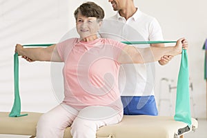 Più vecchio una donna allungamento durante fisioterapia 