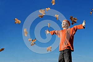 Felice autunno o in autunno bambino cattura le foglie che cadono.
