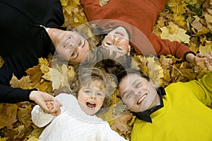 Famiglia felice sul autunno 