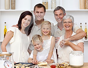 Famiglia felice cottura al forno la cucina 