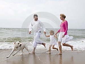 Famiglia felice sul Spiaggia 