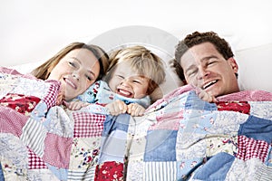 Familia feliz en una cama 