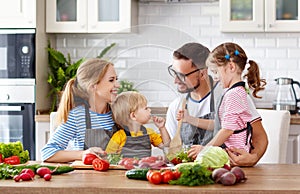 Famiglia felice preparazione verdura insalata 