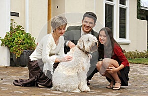 Famiglia felice il cane 