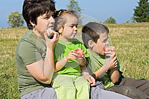 Familia feliz comer manzanas 