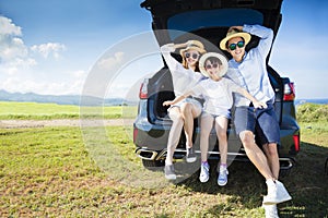 Familia feliz feliz carreteras un viaje a verano día festivo 