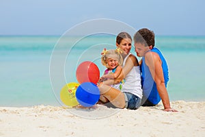 Šťastná rodina mať oslava na tropický pláž 