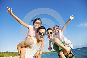 Famiglia felice divertirsi sul Spiaggia 