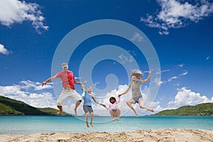 Familia feliz divirtiéndose sobre el Playa 