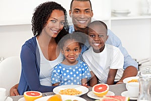 Familia feliz con saludable desayuno 