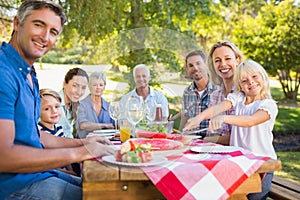 Famiglia felice con un possesso americano bandiera 