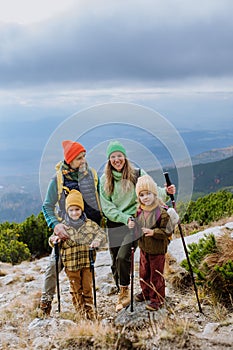 Šťastná rodinná turistika společně v podzimních horách.