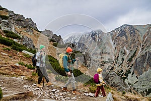 Šťastná rodinná turistika společně v podzimních horách.