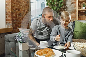 Famiglia felice sul spese comune. divertirsi Aspetto contento un affascinante 