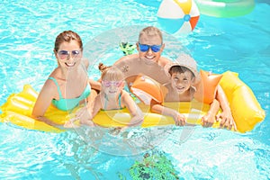 Familia feliz inflable colchones en nadar piscina 