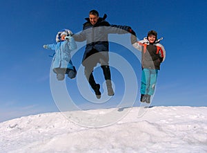 Šťastná rodina skákanie 