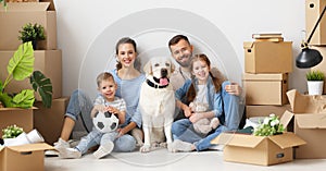 Famiglia felice un il cane toccante nuovo un appartamento 