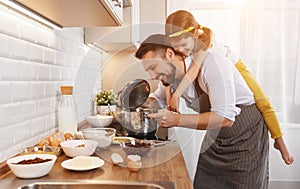 Famiglia felice la cucina. un impasto 