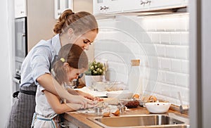 Familia feliz en La cocina. madre a horneando galletas 