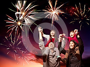 Famiglia felice cercando fuochi d'artificio 