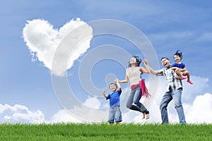 Familia feliz a nubes 