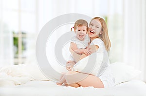 Šťastná rodina matka a dítě a usměvavý dítě 