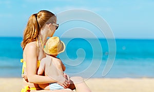 Famiglia felice madre un bambino un figlio sul Spiaggia estate 