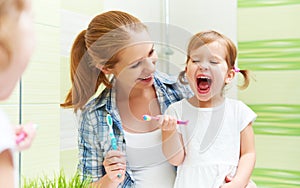 Famiglia felice madre un pulisce denti spazzolino 