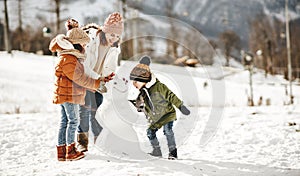 Famiglia felice madre un divertirsi sul a piedi 