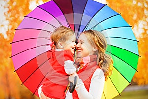 Famiglia felice madre un arcobaleno colorato 