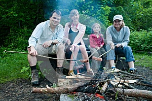 Familia feliz más cercano hoguera 