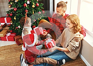 Famiglia felice aprire i regali sul mattina 