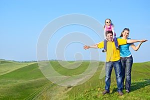 Glückliche familie draußen 