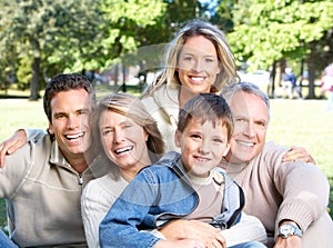 Familia feliz en el parque 