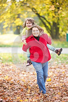 Familia feliz en el parque 