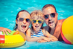 Familia feliz en nadar piscina 