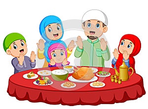 A happy family are praying for eat the food on the ied mubarak