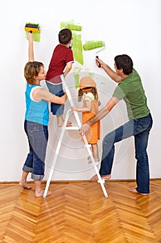 Šťastná rodina vymalovat dům malování 