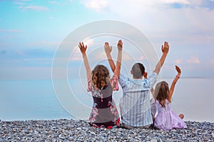 Famiglia felice sul Spiaggia raccolto mano 