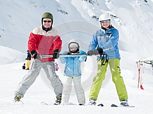 Familia feliz sobre el esquiar 