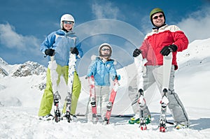 Familia feliz sobre el esquiar 