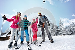 Family sport skiing img