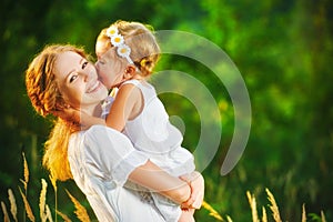 Glückliche familie auf der sommer. wenig ein Kind sie umarmte 