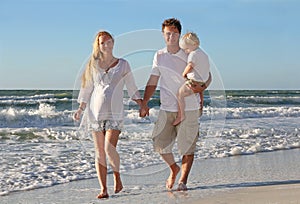 Familia feliz de tres sobre el Playa a lo largo de Océano 