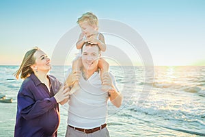 Familia feliz de tres madre a todo lo abarca a divirtiéndose sobre el Playa. familia 