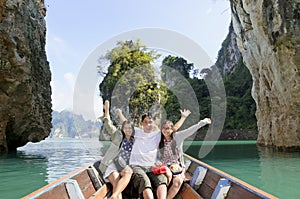 Familia feliz viajar un barco ( de tailandia ) 