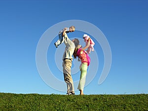 Famiglia felice due sul cielo blu 2 