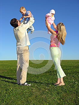 Famiglia felice due sul cielo blu 